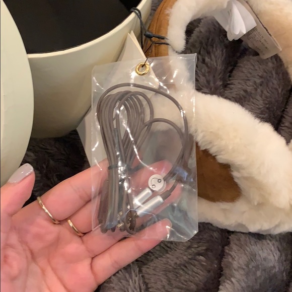 Ugg Earmuffs with built in headphones - Picture 3 of 3